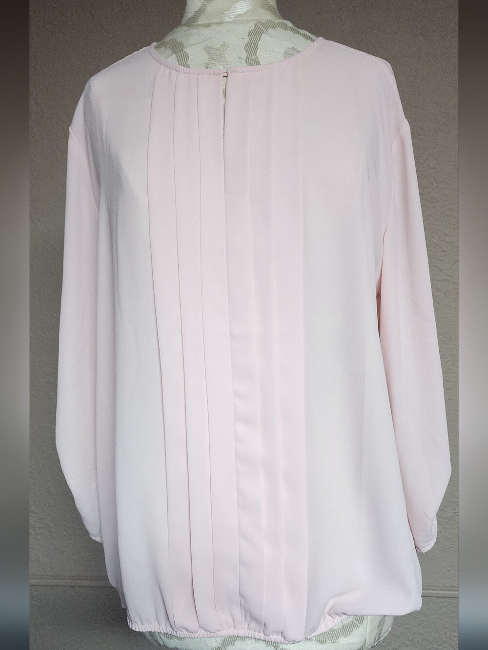 Light Pink Pleated Back Women's Blouse XL. NWT